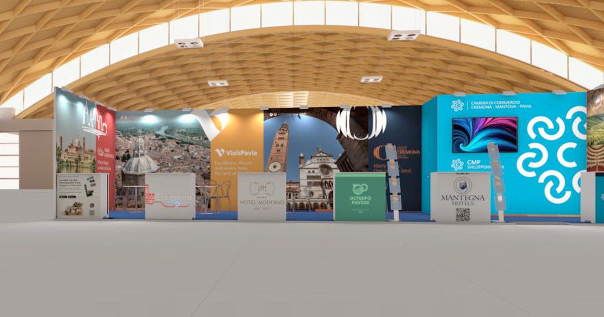 Render frontale dello spazio collettivo della Camera di Commercio al TTG 2026, con il desk di Holiday Self Drive a sinistra