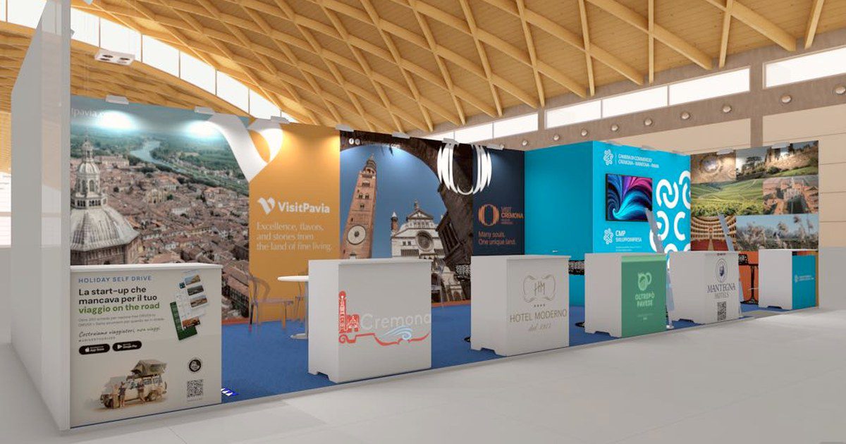 Render dello spazio della Camera di Commercio al TTG 2026 di Rimini, con il desk di Holiday Self Drive in primo piano