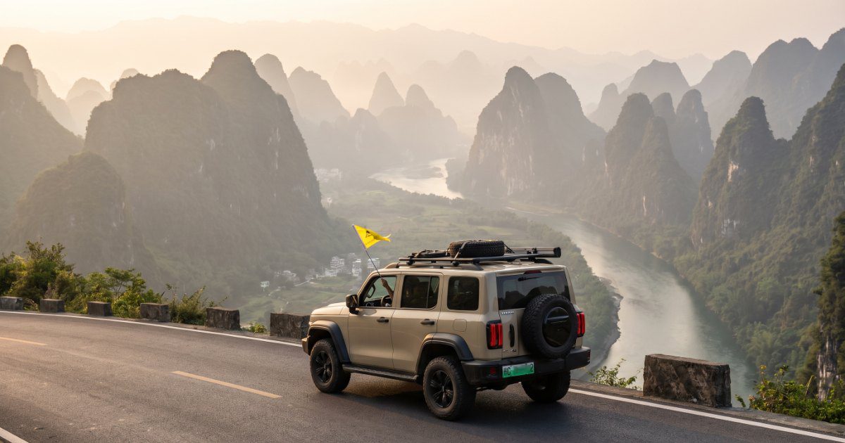 Fuoristrada cinese su una strada panoramica tra i picchi carsici di Guilin, con una bandierina gialla da guida turistica che esce dal finestrino